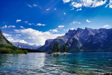 Kanada 'da Banff yakınlarındaki Minnewanka Gölü manzarası