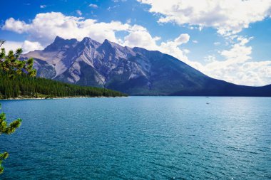 Kanada 'da Banff yakınlarında Minnewanka Gölü kıyısında Girouard Dağı.