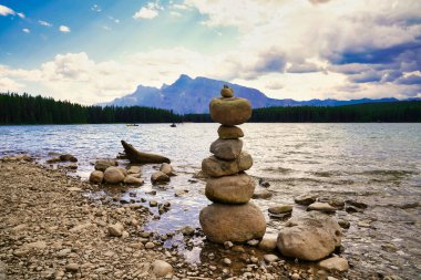 Kanada 'da Banff' taki Two Jack Gölü kıyısında bir Cairn.