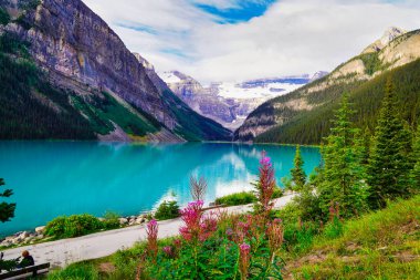 Iconic 'in dünyaca ünlü resmi Louise Gölü sabahın erken saatlerinde Kanada kayalıklarında Banff yakınlarında çerçevelenmiştir.