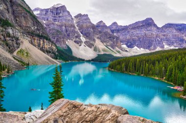 Kanada 'da Banff yakınlarındaki muhteşem Moraine Gölü' nün gök mavisi suları.