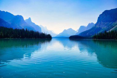 Kanada kayalıklarında Jasper yakınlarında Maligne Gölü 'nün sakin suları