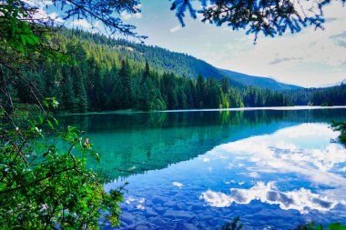 Kanada kayalıklarında Jasper yakınlarındaki Beş Göller Vadisi 'ndeki göllerin suları gibi kristal berrak cam.