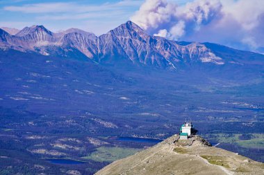 British Columbia 'da tepenin ardında yükselen orman yangını dumanıyla birlikte Piramit Dağı Whistler Dağı' nın tepesinden ve Kanada kayalıklarında Jasper Sky Tram görüldü.