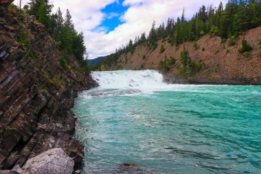 Bow Nehri, Kanada kayalıklarında Banff 'taki Bow Nehri' ne dökülüyor.