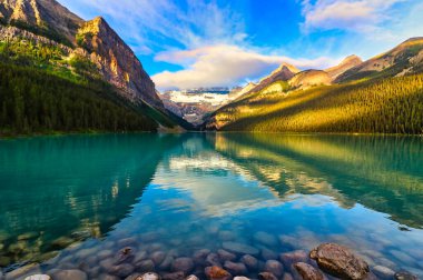 Iconic 'in dünyaca ünlü resmi Louise Gölü sabahın erken saatlerinde Kanada kayalıklarında Banff yakınlarında çerçevelenmiştir.