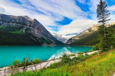 Iconic 'in dünyaca ünlü resmi Louise Gölü sabahın erken saatlerinde Kanada kayalıklarında Banff yakınlarında çerçevelenmiştir.