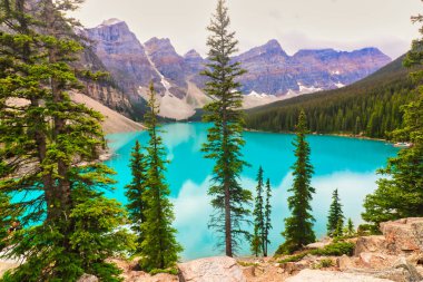 Kanada 'da Banff yakınlarındaki muhteşem Moraine Gölü' nün gök mavisi suları.