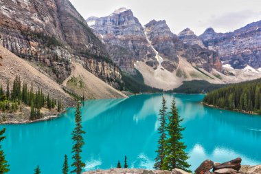 Kanada 'da Banff yakınlarındaki muhteşem Moraine Gölü' nün gök mavisi suları.