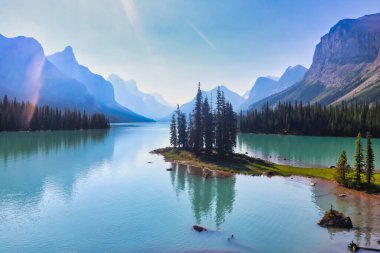 Dünyaca ünlü ve Iconic Spirit Adası Kanada kayalıklarında Jasper Ulusal Parkı 'ndaki Maligne Gölü' nde Stoney Nakoda için kutsal bir yerdir.