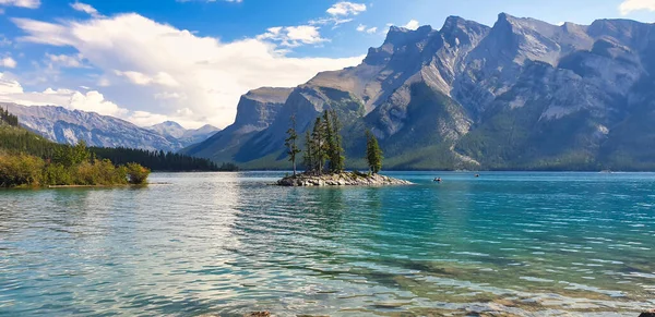 Нетронутое Озеро Минневанка Скалистых Горах Канады Окружении Гор Национальном Парке — стоковое фото