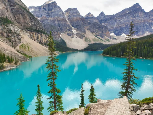 Tyrkysově Modré Vody Jezera Moraine Obklopené Vrcholky Národním Parku Banff — Stock fotografie