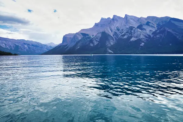 Озеро Минневанка Облачный День Горах Канады — стоковое фото