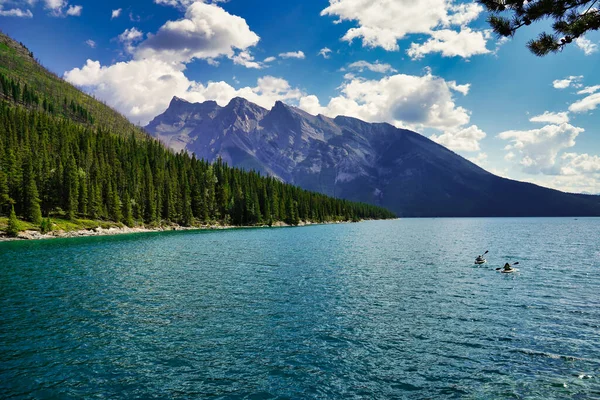 Γραφική Θέα Της Λίμνης Minnewanka Κοντά Banff Στον Καναδά Rockies — Φωτογραφία Αρχείου