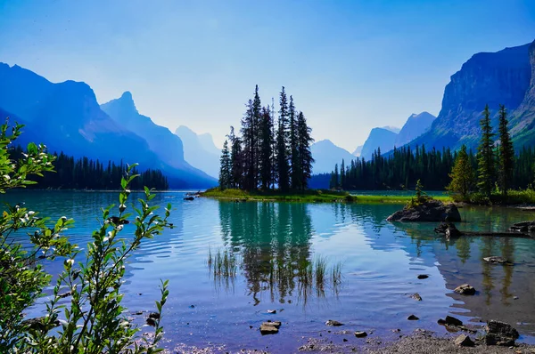 Dünyaca ünlü ve Iconic Spirit Adası Kanada kayalıklarında Jasper Ulusal Parkı 'ndaki Maligne Gölü' nde Stoney Nakoda için kutsal bir yerdir.