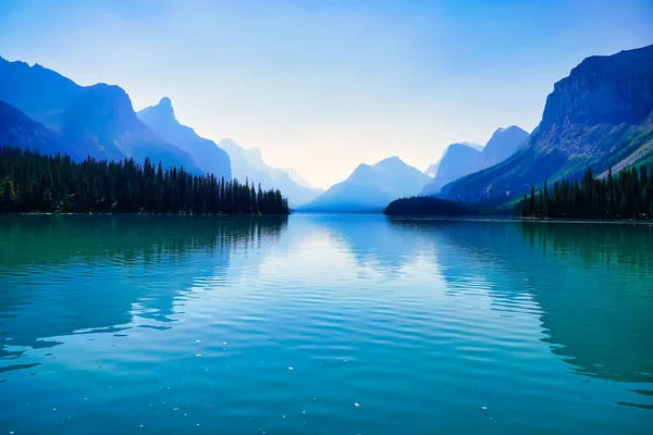 Águas Calmas Lago Maligne Perto Jasper Nas Montanhas Rochosas Canadá — Fotografia de Stock