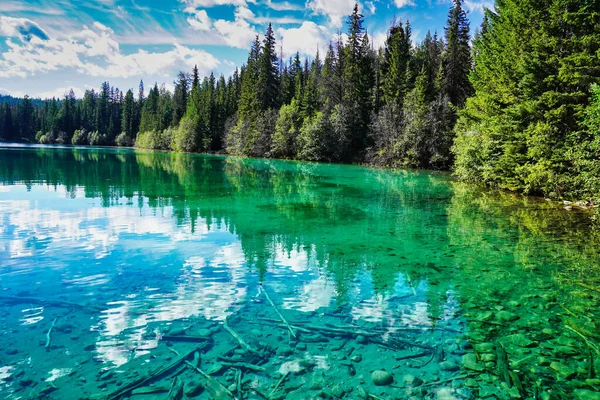Emerald Πράσινες Αποχρώσεις Των Νερών Της Λίμνης Στην Κοιλάδα Των — Φωτογραφία Αρχείου