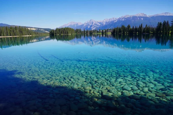 캐나다 산맥에서 재스퍼 베르트 호수의 — 스톡 사진