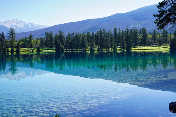 Γυαλιστερά Διάφανα Μπλε Νερά Της Λίμνης Beauvert Κοντά Στο Jasper — Φωτογραφία Αρχείου