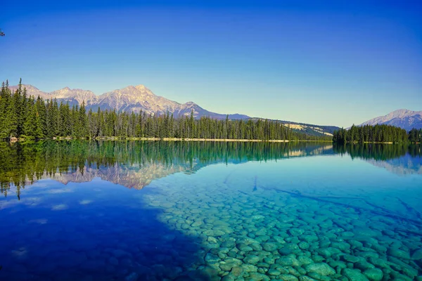 Águas Azuis Transparentes Vítreas Lago Beauvert Perto Jasper Nas Montanhas — Fotografia de Stock