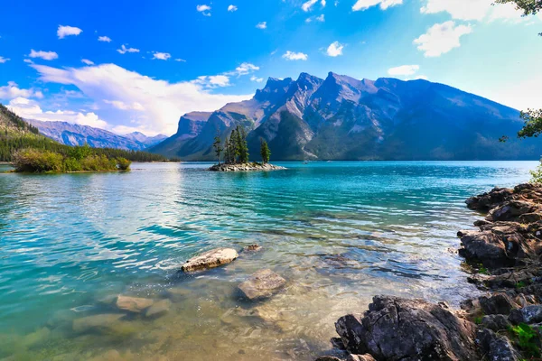 Kanada 'da Banff yakınlarında Minnewanka Gölü kıyısında Girouard Dağı.