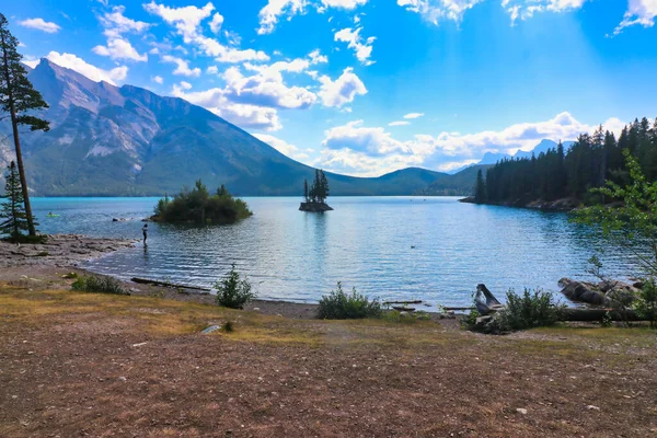 캐나다 산맥의 근처에 호수의 — 스톡 사진