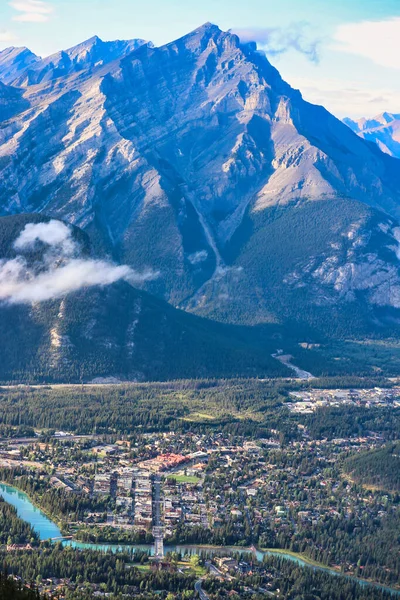 Kanada Kayalıkları 'ndaki Banff kasabasına bakan Cascade Dağı' nın muhteşem manzarası