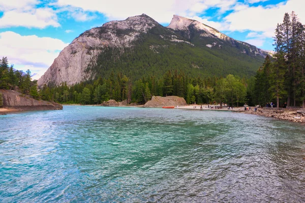 Bow River Teče Kolem Pohoří Rundle Banff Kanadě Skalistých Horách — Stock fotografie