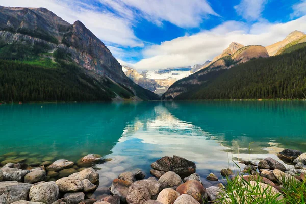 Iconic 'in dünyaca ünlü resmi Louise Gölü sabahın erken saatlerinde Kanada kayalıklarında Banff yakınlarında çerçevelenmiştir.