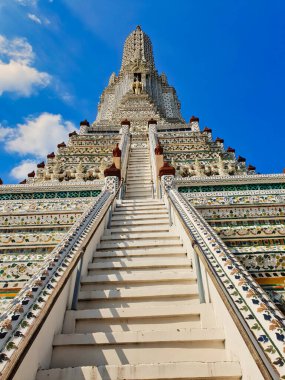 Wat Arun muhteşem kuleleri, pagoda, viharalar ve şakalar, Tayland 'ın tarihi şehir merkezi Bangkok' un tarihi mimarisi