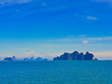 Phang Nga Körfezi 'ndeki adalar, Tayland, Phuket açıklarındaki Andaman denizi.