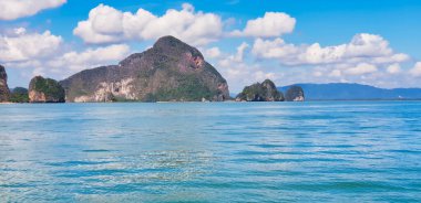 Phang Nga Körfezi 'ndeki adalar, Tayland, Phuket açıklarındaki Andaman denizi.