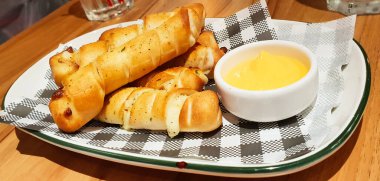 Patong Sahili, Phuket, Tayland 'da bir restoranda ekmek ve tereyağı servis ediliyor.