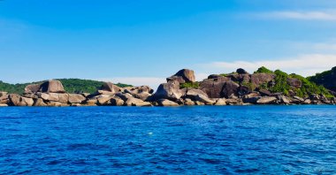 Tayland, Phuket açıklarında Andaman Denizi 'ndeki Similan adalarının berrak gök mavisi suları.