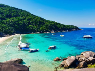 Tayland, Phuket açıklarında Andaman Denizi, Similan Adaları 'ndaki kayalıkların tepesinden ışıltılı gök mavisi sularıyla manzaralı deniz manzarası.