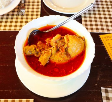 Maasaman Tavuk Köri, Tayland yemeği Ayutthaya, Tayland 'da pilav ile servis edilir.