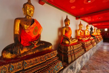 Wat Pho 'daki Buda Heykelleri Bangkok, Tayland' daki tarihi şehir merkezinde.