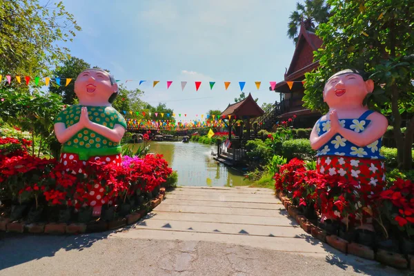 Ayutthaya, Tayland yakınlarındaki bir markete gelen ziyaretçileri gerçek boyutlarda bebek heykelleri karşılıyor.