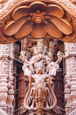 Vishnu: Doğruluk Mabedi, Pattaya, Tayland 'da Garuda tahtası oyması