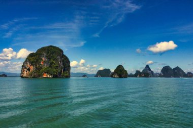 Phang Nga Körfezi 'ndeki adalar, Tayland, Phuket açıklarındaki Andaman denizi.