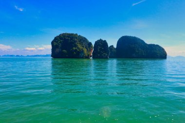Phang Nga Körfezi 'ndeki adalar, Tayland, Phuket açıklarındaki Andaman denizi.