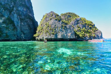 Phang Nga Körfezi 'ndeki adalar, Tayland, Phuket açıklarındaki Andaman denizi.