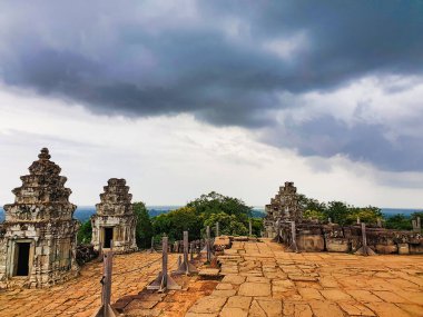 Phnom Bakheng - 9. yüzyıl tepe Hindu tapınağı kompleksi Khmer Kralı Yasovarman tarafından Siem Reap, Kamboçya, Asya 'da inşa edildi.
