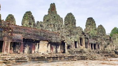 Bayon Tapınağı - Jayavarman VII tarafından Budist tapınağı olarak inşa edilen Khmer Mimarisinin başyapıtı, Siem Reap, Kamboçya, Asya 'da 200' den fazla gülümseyen ve dingin görünümlü Buda yüzlü