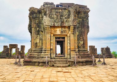 Phnom Bakheng - 9. yüzyıl tepe Hindu tapınağı kompleksi Khmer Kralı Yasovarman tarafından Siem Reap, Kamboçya, Asya 'da inşa edildi.
