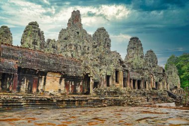Bayon Tapınağı - Jayavarman VII tarafından Budist tapınağı olarak inşa edilen Khmer Mimarisinin başyapıtı, Siem Reap, Kamboçya, Asya 'da 200' den fazla gülümseyen ve dingin görünümlü Buda yüzlü