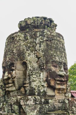 Bayon Tapınağı - Jayavarman VII tarafından Budist tapınağı olarak inşa edilen Khmer Mimarisinin başyapıtı, Siem Reap, Kamboçya, Asya 'da 200' den fazla gülümseyen ve dingin görünümlü Buda yüzlü