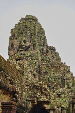 Bayon Tapınağı - Jayavarman VII tarafından Budist tapınağı olarak inşa edilen Khmer Mimarisinin başyapıtı, Siem Reap, Kamboçya, Asya 'da 200' den fazla gülümseyen ve dingin görünümlü Buda yüzlü