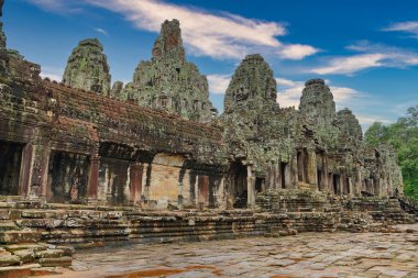 Bayon Tapınağı - Jayavarman VII tarafından Budist tapınağı olarak inşa edilen Khmer Mimarisinin başyapıtı 200 'den fazla gülümseyen ve dingin görünümlü Buda yüzlü Siem Reap, Kamboçya, Asya' da mavi gökyüzü