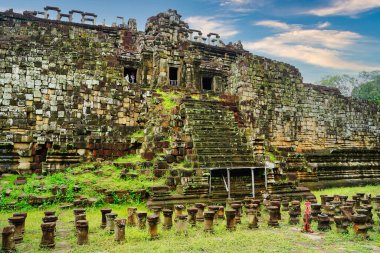 Baphuon Tapınağı - 11. yüzyılda Suryavarman I tarafından inşa edilen Shiva tapınağı, Siem Reap, Kamboçya, Asya 'da klasik Khmer tapınağı tarzında inşa edildi.